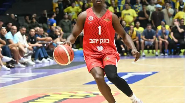 "לא יודע כמה שחקנים בהיסטוריה של הפועל ירושלים התחברו ככה לאוהדים" (צילום: ברני ארדוב)