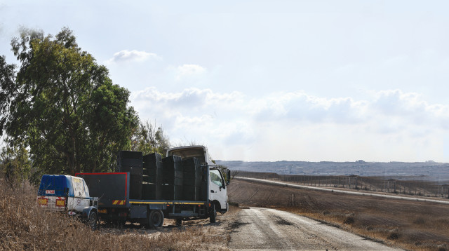 משאית בגבול עזה במהלך נאום נתניהו באו"ם (צילום: צפריר אביוב, פלאש 90)