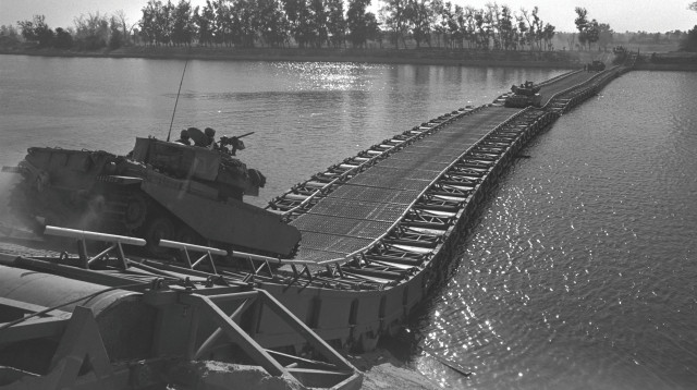 משוריינים ישראליים חוצים את התעלה במלחמת יום הכיפורים (צילום: רון אילן, ארכיון צה"ל ומערכת הביטחון)