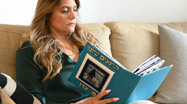 אורין גנץ זך עם ספר שכתבה לזכר ביתה - עדן זכריה ז"ל (צילום: פאולינה פטימר)