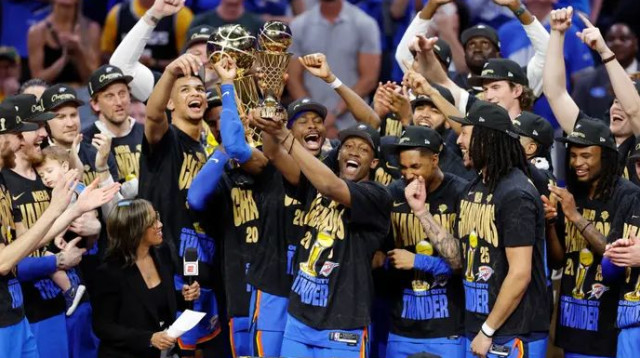 כשמגיע, מגיע. אוקלהומה סיטי מניפה גביע (צילום: רויטרס)