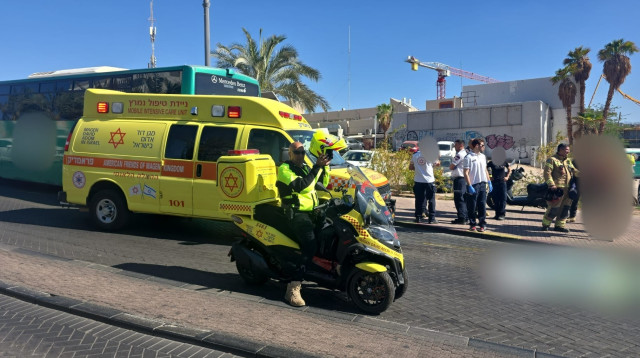 תאונת הדרכים בה נהרגה הולכת רגל באילת (צילום: תיעוד מבצעי מד"א)