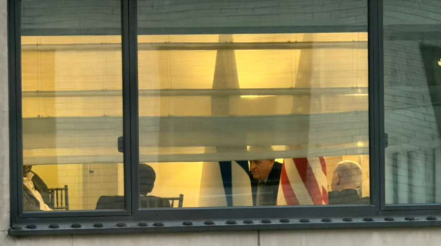 בנימין נתניהו חשף ליד החלון (צילום: צילום מסך, שימוש לפי סעיף 27א' לחוק זכויות יוצרים)