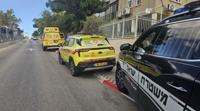 ניידת מד"א ומשטרה בקריית אתא (צילום: תיעוד מבצעי מד"א)