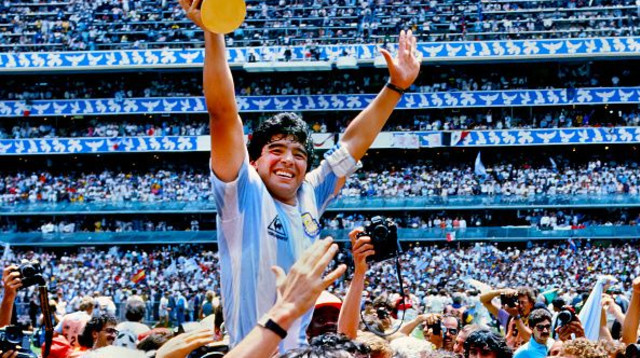 דייגו מראדונה ברגע הגדול בקריירה (צילום: Paul Bereswill)