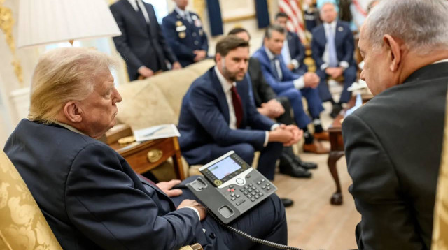 נתניהו מתנצל בפני ראש ממשלת קטאר במהלך הפגישה עם טראמפ (צילום: הבית הלבן)