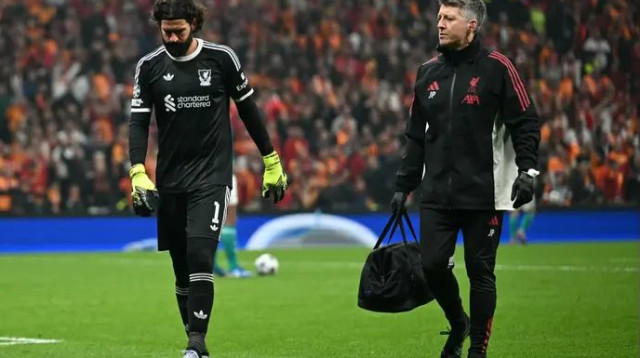 משחק רע שנהיה רע יותר. אליסון יורד פצוע (צילום: GettyImages)