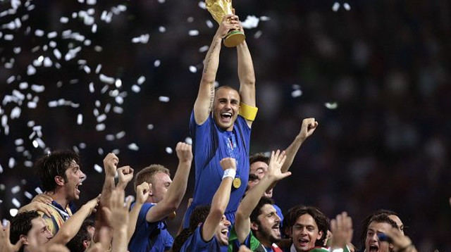 פאביו קנבארו מניף את גביע העולם עברו זכייתה של איטליה במונדיאל 2006 (צילום: PASCAL PAVANI)