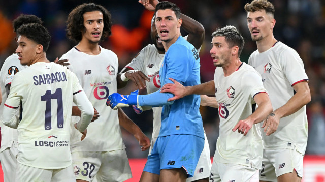 שחקני ליל חוגגים עם ברקה אוזר (צילום: GettyImages)