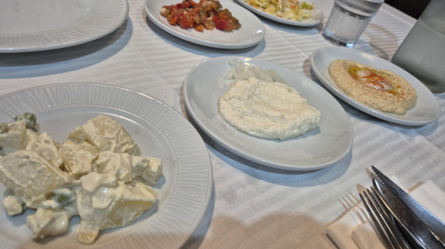 סלטים אצל אידי (צילום: ניר קיפניס)