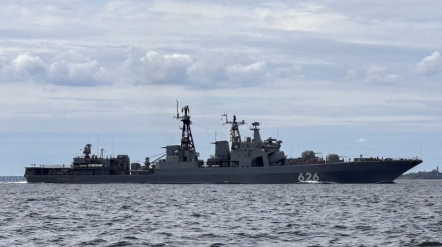 ספינת מלחמה רוסית שטה במצר "החגורה הגדולה" בדנמרק, אוגוסט 2025 (צילום: רויטרס)