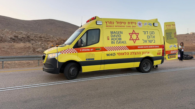 ניידת טיפול נמרץ של מד"א בזירה (צילום: תיעוד מבצעי מד''א)