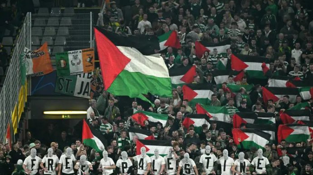 אוהדי סלטיק עם דגלי פלסטין ולבנון ביציע בדורטמונד (צילום: GettyImages)
