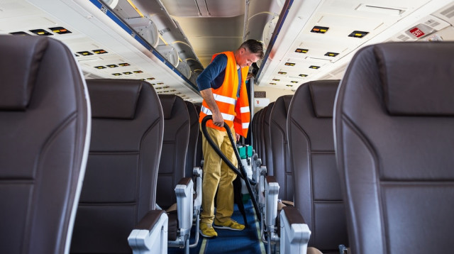 ניקוי מטוס (צילום: שאטרסטוק)