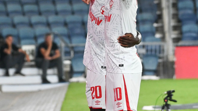 דן ביטון לצד קינגס קאנגווה, הפועל באר שבע (צילום: ברני ארדוב)