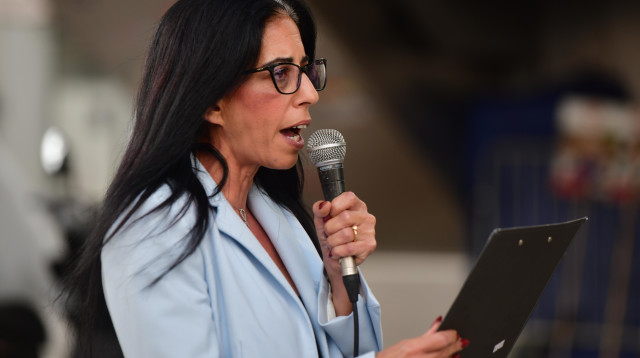 עינב צנגאוקר בהצהרת משפחות החטופים בשער בגין (צילום: אבשלום ששוני)