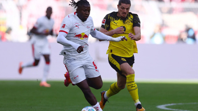 שחקן ר.ב. לייפציג, יוהאן בקאיוקו, מול שחקן בורוסיה דורטמונד, מרסל זאביצר (צילום: רויטרס)