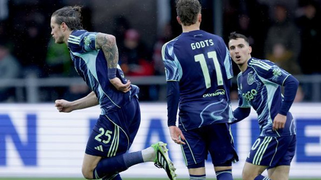 אוסקר גלוך חוגג עם שחקני אייאקס (צילום: Soccrates Images)