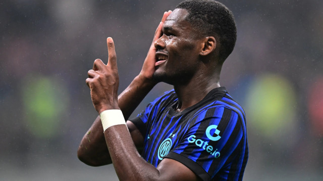 אנז'-יואן בוני שחקן אינטר חוגג שער (צילום: רויטרס)