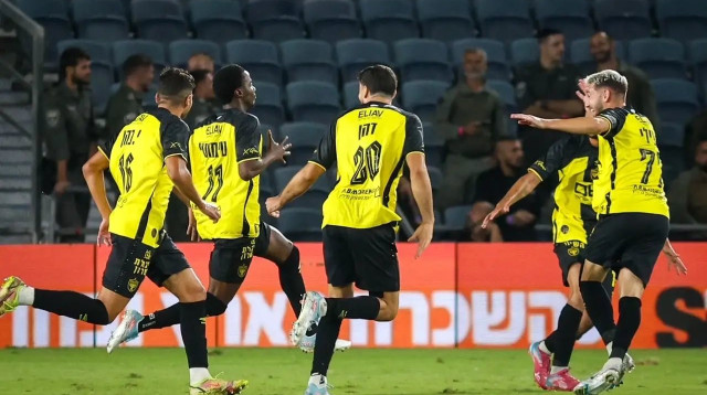 שחקני בית"ר ירושלים חוגגים עם טימו מוזי (צילום: קובי אליהו)