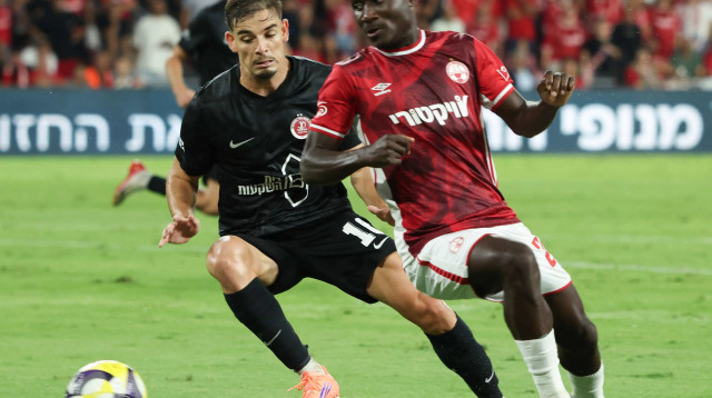 שחקן הפועל תל אביב, דורון ליידנר, מול שחקן הפועל באר שבע, קינגס קאנגווה (צילום: דני מרון)