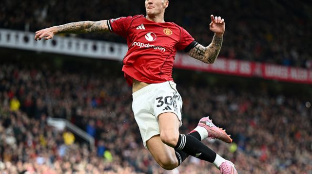 בנימין ששקו חוגג במדי מנצ'סטר יונייטד (צילום: Gareth Copley)