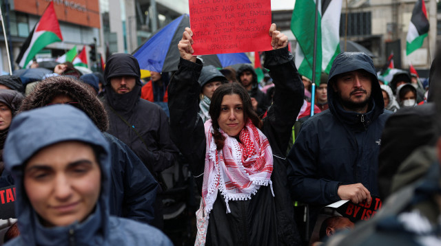 הפגנה פרו-פלסטינית במנצ'סטר באנגליה לאחר הפיגוע בבית הכנסת (צילום: REUTERS/Hannah McKay)