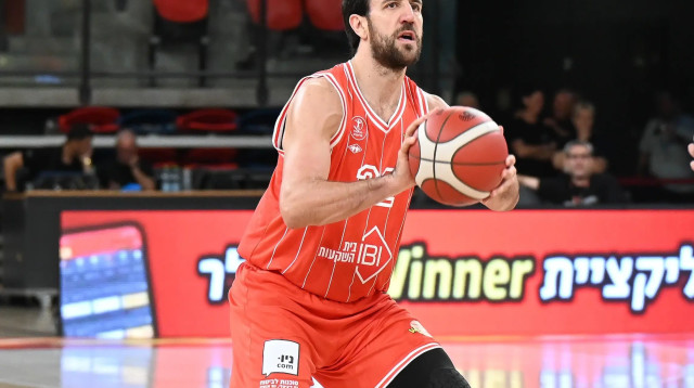 שחקן הפועל תל אביב ואסילייה מיציץ' (צילום: ברני ארדוב)