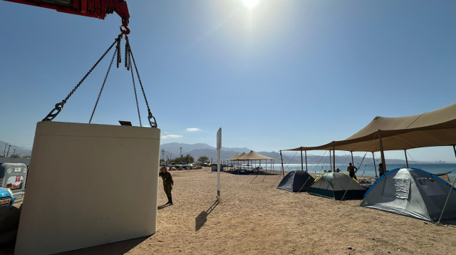 הצבת מיגוניות באילת (צילום: עיריית אילת)