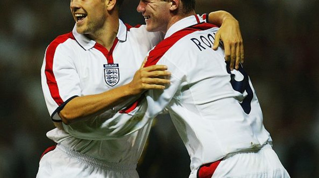 וויין רוני ומייקל אואן במדי נבחרת אנגליה (צילום: Ben Radford)