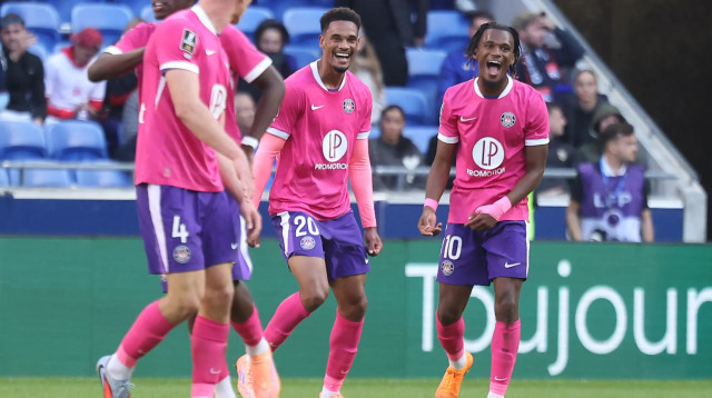 שחקני טולוז חוגגים עם אמרסון (במרכז) (צילום: GettyImages, ALEX MARTIN/AFP)