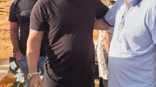 יעקב שחר נשיא מכבי חיפה עם דוראל זנדר בהלווייתו של עוזי זנדר ז"ל (צילום: רענן ברנובסקי)