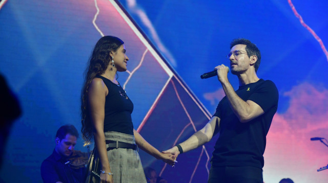 עברי לידר בטקס הזיכרון של קהילת הנובה (צילום: אבשלום ששוני)