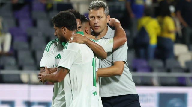 דייגו פלורס מאמן מכבי חיפה עם שחקניו (צילום: דני מרון)