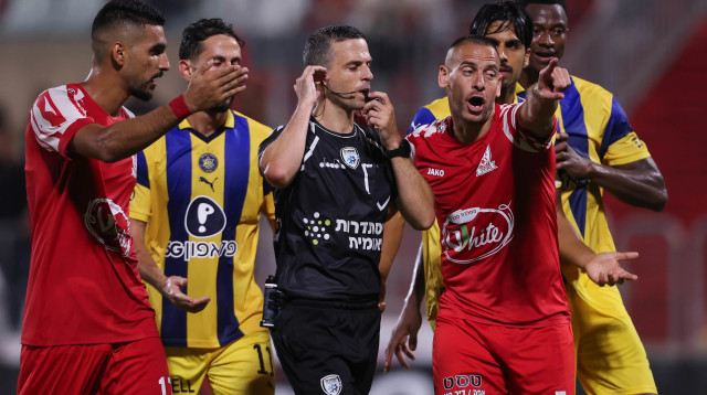 שחקני מכבי תל אביב ושחקני בני סכנין סביב אוהד אסולין, שופט כדורגל (צילום: מאור אלקסלסי)