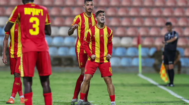 אורי עזו שחקן מ.ס. אשדוד חוגג שער (צילום: לירון מולדובן)