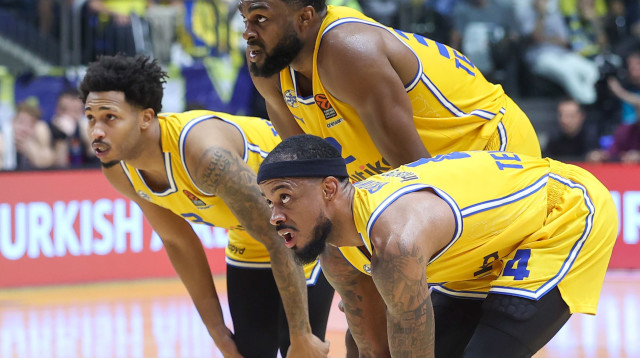 שקט מוחלט בחדר ההלבשה. בראון, ניבו ואדאמס (צילום: דני מרון)