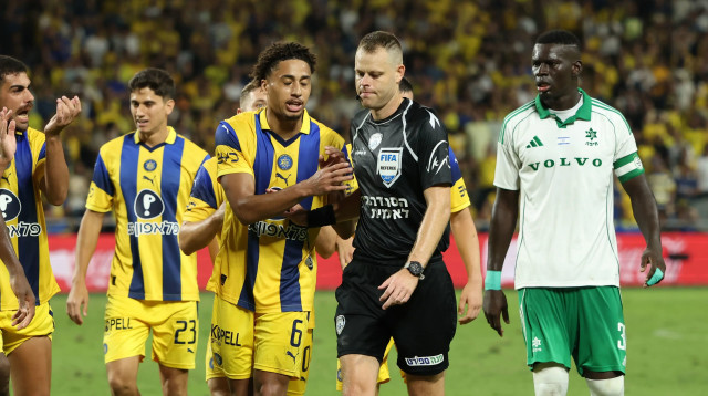 השופט יגאל פריד בין עבדולאי סק שחקן מכבי חיפה, טייריס אסנטה שחקן מכבי תל אביב (צילום: דני מרון)