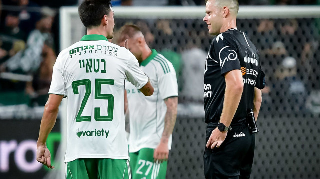 ילה בטאי שחקן מכבי חיפה לצד השופט יגאל פריד (צילום: אריאל שלום)