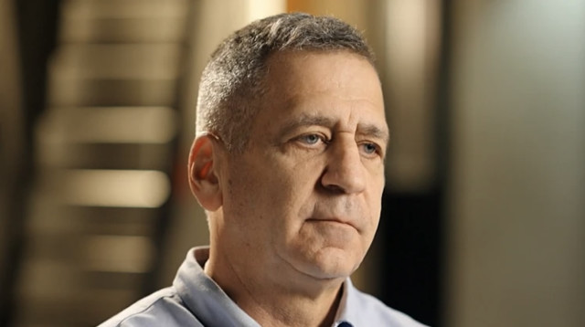 אביב כוכבי מתראיין אצל עמרי אסנהיים בתוכנית "מה קרה לצה"ל?" (צילום: רשת 13)