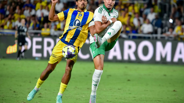 ליסב עיסאת שחקן מכבי חיפה מול דור פרץ שחקן מכבי תל אביב (צילום: אריאל שלום)