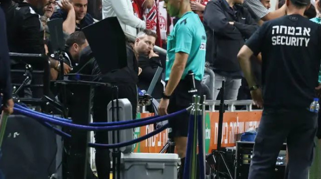 עדיין מתנהל מאבק סמוי בין השופטים. VAR (צילום: דני מרון)