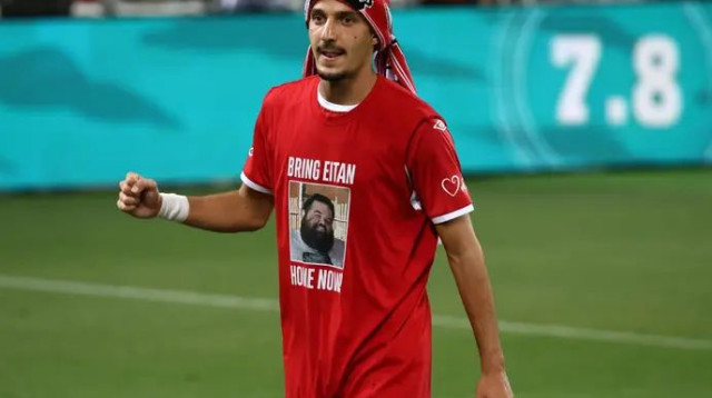 מזרחי עם החולצה של איתן הורן, איתה הוא עולה לכל משחק (צילום: דני מרון)