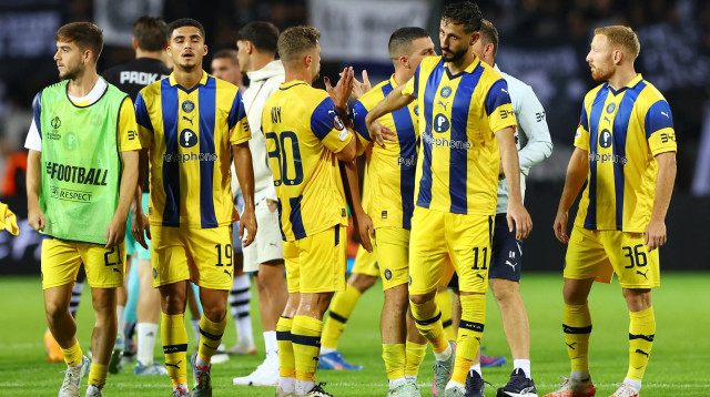 שגיב יחזקאל ושחקני מכבי תל אביב בסיום המשחק בסלוניקי (צילום: רויטרס)