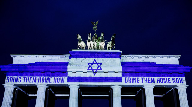 שער ברנדנבורג בגרמניה מואר עם המילים "החזירו אותם הבייתה עכשיו" (צילום: REUTERS/Nadja Wohlleben)