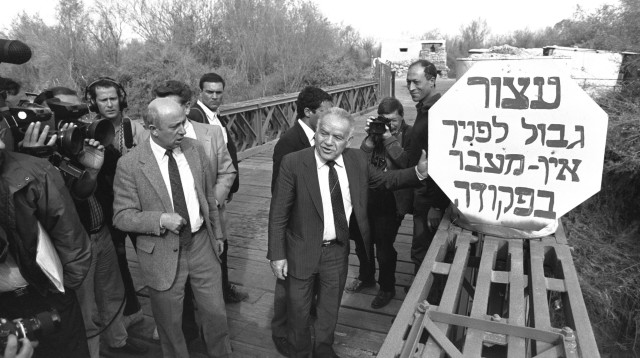 אבי פוזנר לצד יצחק שמיר (צילום: נתי הרניק, לע"מ)