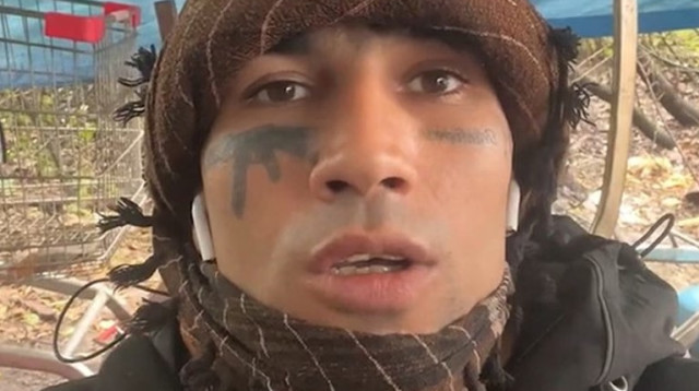 פאיאז חאן, בסרטון בו הוא לכאורה מאיים לירות שבנייג'ל פרג' (צילום: צילום מסך: מתוך רשתות חברתיות)