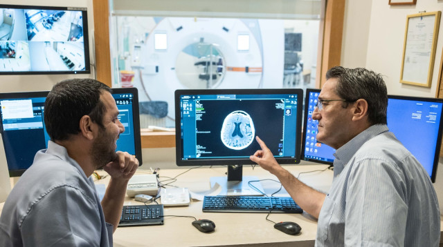 ד"ר מקורי וד"ר ברנע בחדר ה-CT. תעדוף מהיר ואבחון מדויק (צילום: אסותא)