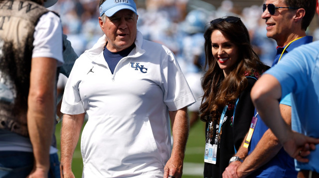 מאמן מכללת צפון קרוליינה, ביל בליצ'יק, עם בת זוגו ג'ורדן הדסון (צילום: GettyImages, Lance King)