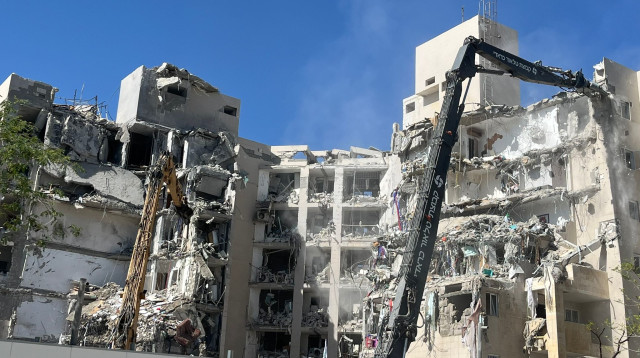 הריסת הבניין שנפגע מטיל איראני בבאר שבע (צילום: פלד ארבלי)